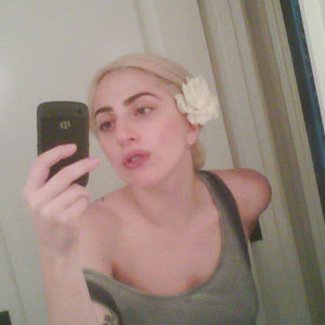 Lady Gaga Tweets Photo Of Herself Sans Makeup Looks Horrifyingly Normal E Online